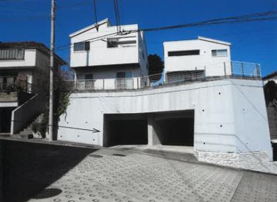 横浜市港南区上大岡東三丁目
１５５２番６２の競売物件